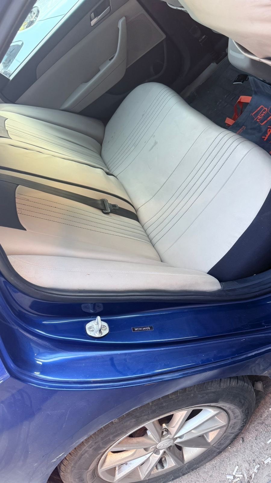 سيارة هيونداي سوناتا زرقاء للبيع بحالة جيدة جداً. السيارة تتميز بتصميم أنيق داخلي مريح، وتشمل ميزات ترفيهية وحديثة واضحة. مناسبة جداً للاستخدام اليومي والعائلي.