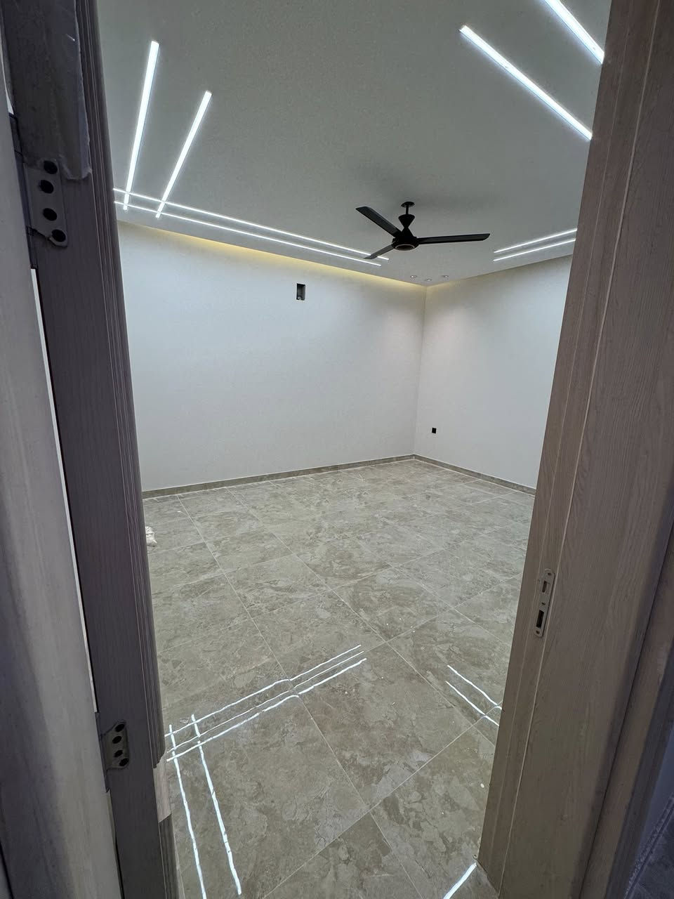 بناية تجارية للإيجار التجاري ( تجاري فقط).

الطابق الاول متوفر فقط والباقي مستأجرة .

العنوان :-السيدية - شارع النخيل السايدين مباشرة .

تحتوي على ٣ طوابق منفصلة ذو جودة عالية وتشطيبات راقية .

كل طابق يتكون من :-

- ٣ غرف عمل

- مطبخ منفصل

- مجاميع صحية عدد ٢

للاتصال : ***********
