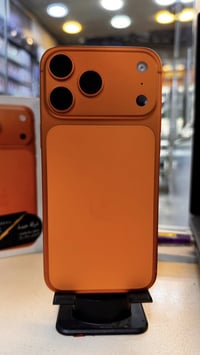 17 PRO MAX للبيع 💾 ذاكرة:- 256GB 🔋 بطارية:- 100% 🔄دورات:- 5 فقط 🫧نظافة...