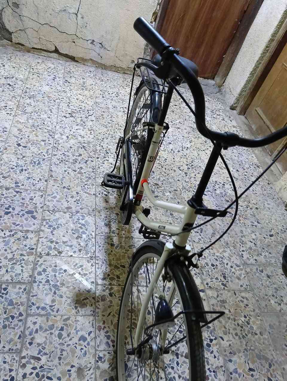 بايسكل ابيض مكحل باسود حجم 27 مال باله نظافه 100% تجي شوف يلا تاخذ بطيخه شيمانو قلوب حساس ويل نظافه 100% حجم 2021 حجم 2021 بشهر الرابع يوم 21 نزل في بغداد الحساس الاستفسار  ***********
