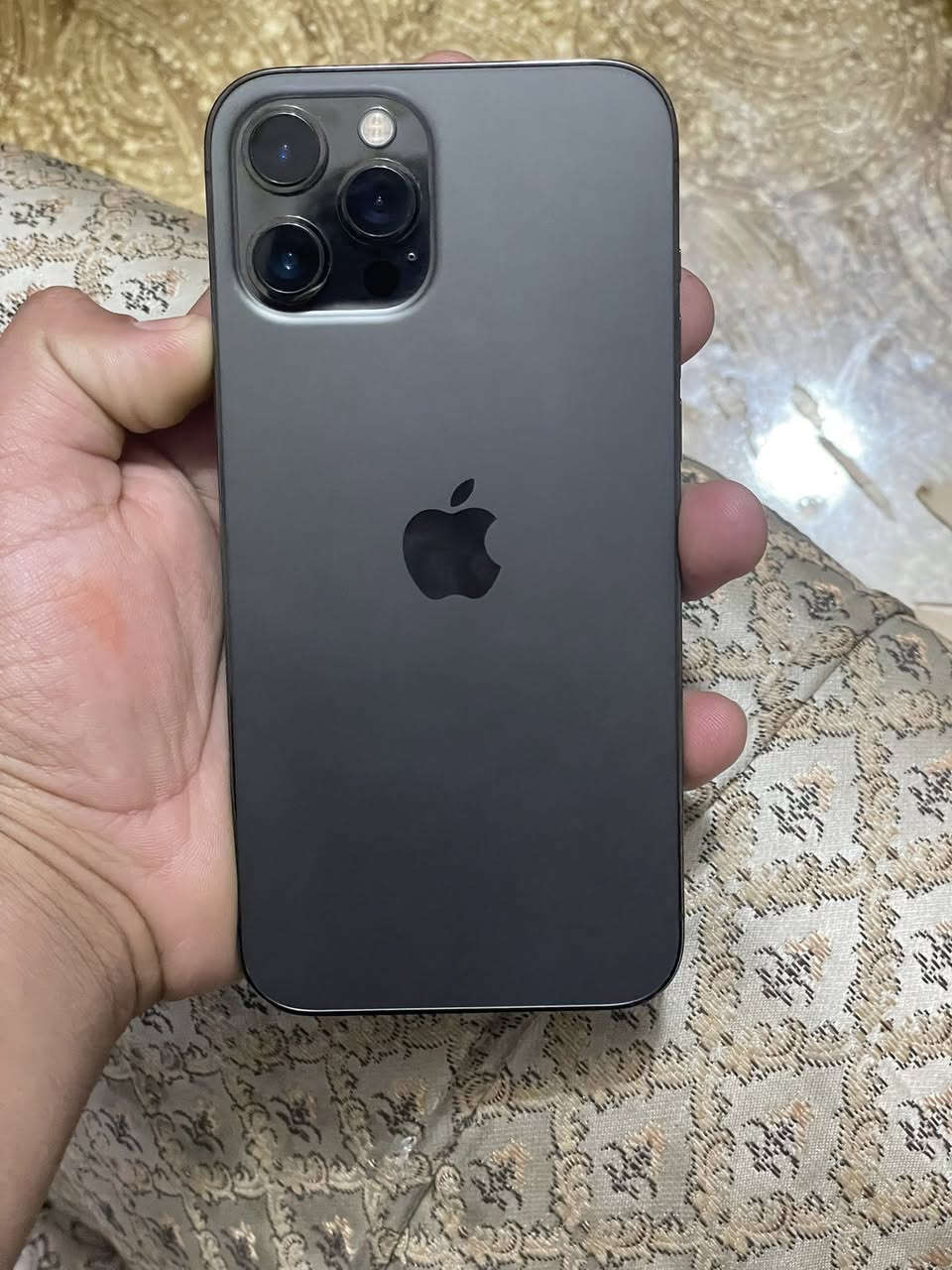 سلام عليكم 12ProMax للبيع ذاكره ١٢٨بطاريه ٨٨جهاز مبدل فقط شاشه اصليه مال تفصيخ نضافه٩٩٪؜ السعر خاص الاستفسار***********
