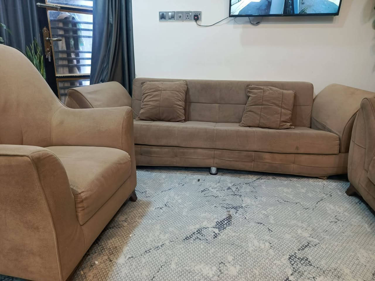 ، عندي تخم سعره 250 وبي مجال ياخذ 10 نفرات يتحول حتى سرير بلاجكتورات سعرهن الواحد20 وابيهم مجال  والطباخ 60 وبه مجال مكانهن الغرض نجف  والثلاجه سعرها 200 وابيه مجال كاونتر مع سنك 160 وابي مجاال  واروتر سعره ب25:


**إذا كنت صاحب هذا الإعلان وتريد حذفه لأي سبب، رجاءا أرسل رسالة إلى الدعم الفني**