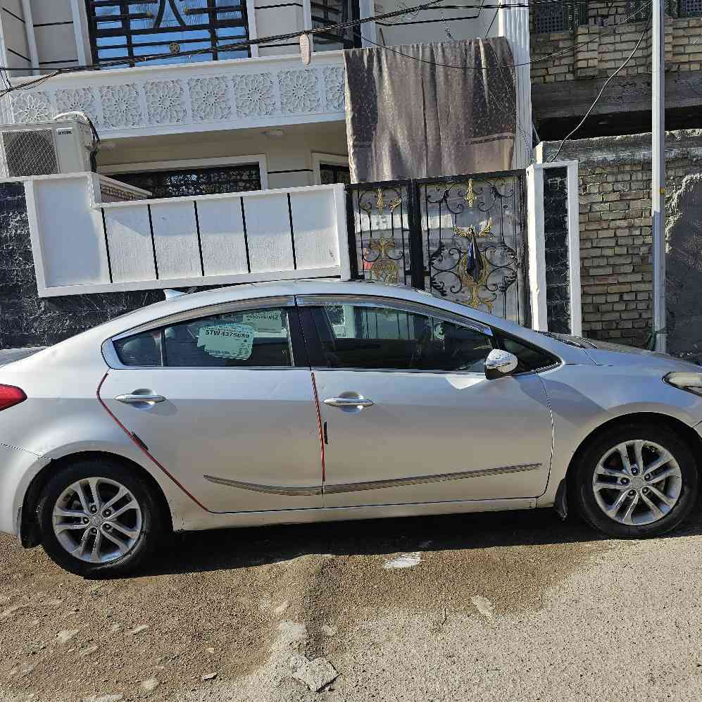 سلام عليكم 
فورتي امريكي موديل 16السياره فول 
المحرك gdi
 موصفاتها فتحه وبصمه 
وتبريد تدفئه كشنات 
تحكم كهربائي 
بيها ملاحضات بسيطه 
السعر 100وبيها مجال بسيط 
سونارها موجود 
حادثها جاملغ وبنيد مبدل 
الشراي يتصل ***********
رقمي السياره بسمي شرط التحويل بغداد, العراق
