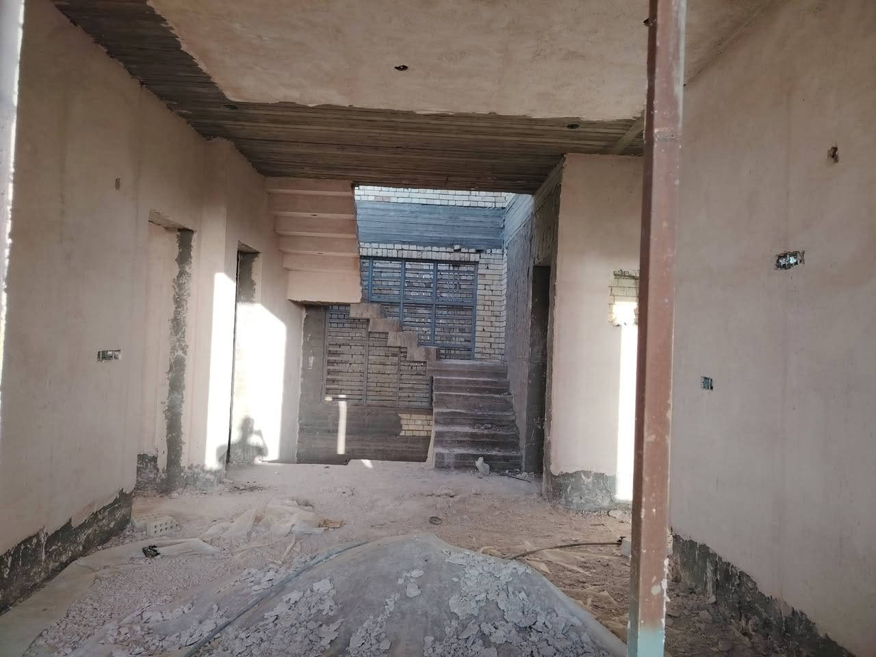 بيت هيكل ملبوخ جص كامل
المساحه 250متر ركن شارعين شارع 20 وشارع 10
مطلوب اسكان 60مليون

طابقين الطابق الارضي يحتوي استقبال+ صاله+ مطبخ حار وبارد+ غرفتين وحمامات داخليه وخارجيه

الطابق الاول يحتوي صاله كبيره+ اربع غرف + سويتات داخليه داخل الصاله 

لأستفسار مراجعه مكتب المعمار الراقي للعقار الواقع خلف مطعم ثائر الجبوري مقابل حي المهندسين ضغط الخشب

 بإدارة 

سلام الفتلاوي ***********

احمد الفتلاوي ***********
