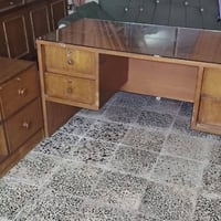 للبيع ميز مكتب نضيف خشب عراقي  السعر 85 المكان حي الجهاد واتساب 077039...