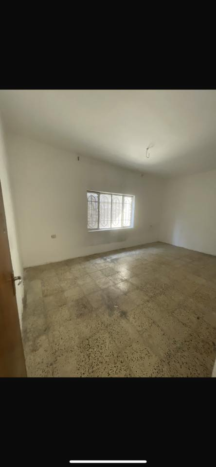 السلام عليكم دار للايجار يحتوي على ثلاث غرف نوم وصاله وحولي ومطبخ وخدمات موقعه الشرطه الخامسه الدار جاهز للسكن للاستفسار الاتصال على الرقم ‭ ‭٠٧٧٢ ١٠٦ ٣٩٧٨‬
