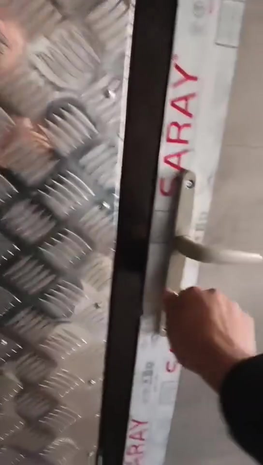 كرفان للبيع  شغل درجه أولى(متحرك) 
جيب اغراضك وفتح كهربائيات 
جام ابو ١٠ ملم  درجة أولى مثأث وكامل 
وي قايله مال فلافل 
طول ٣متار عرض ١٧٠ ... 

*********** .
