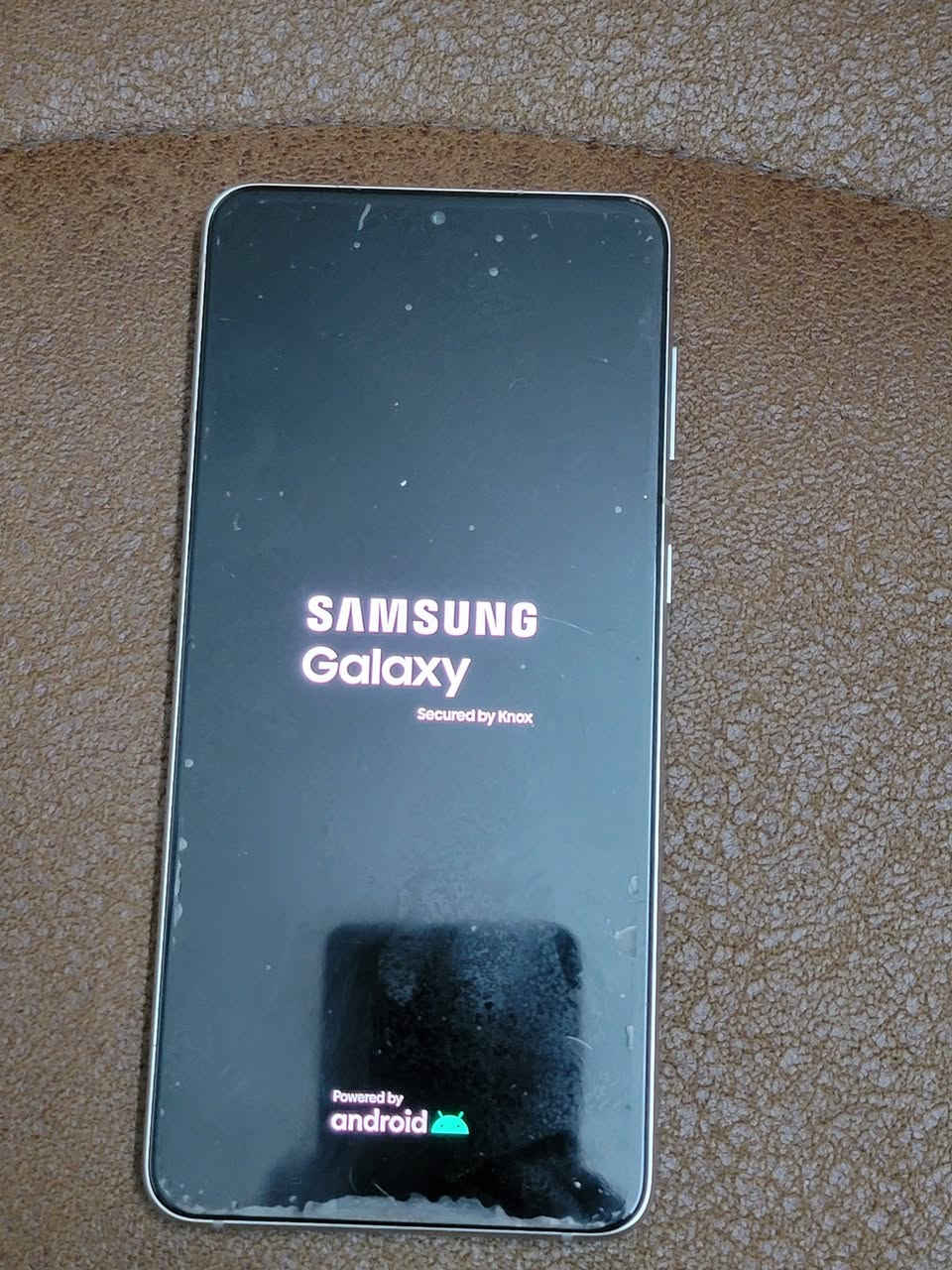 Samsung Galaxy S21 Plus 5G
السعر ٣٢٥٠ الف

يدعم الهاتف خاصية الـ NFC .
يدعم شريحتين إتصال من نوع Nano Sim .
يدعم شبكات الاتصال الجيل الثاني الـ 2G والجيل الثالث الـ 3G والجيل الرابع الـ 4G والجيل الخامس الـ 5G .
متانة وجودة الخامات التي تم استخدامها في تصنيع الهاتف تأتي بظهر من الزجاج محمي بجوريلا فيكتس مع إطار من معدن الالمونيوم .
الهاتف مقاوم للماء والغبار بشهادة IP68 حتى متر ونصف أسفل الماء لمدة 30 دقيقة .
أما عن أبعاد الهاتف فيأتي بأبعاد 161.4×75.6×7.8 ملم مع وزن يقدر بـ 202 جرام .
الشاشة تأتي بشكل الثقب في منتصف الشاشة من نوع Dynamic AMOLED 2X بمساحة 6.7 بوصة بجودة الـ FHD+ بدقة 1080×2400 بكسل بمعدل كثافة بكسلات 394 بكسل لكل إنش مع دعم الشاشة لأبعاد العرض بنسبة 20:9 مع وجود طبقة حماية من نوع Corning Gorilla Glass Victus بالإضافة لدعم الشاشة الأعلى الـ 120Hz كما يدعم خاصية الـ HDR10+ مع سطوع يصل الي 1300 شمعة .
يتوفر الهاتف بإًصدار 256 جيجا بايت من نوع UFS 3.1 مع ذاكرة عشوائية بسعة 8 جيجا بايت .
لا يدعم الهاتف إمكانية زيادة المساحة التخزينية عن طريق كارت ميموري .
أما عن الأداء فالإصدار الذي سيتم توفيره في مصر فيأتي بمعالج من شركة سامسونج نفسها حيث يأتي من نوع Exynos 2100 بتكنولوجيا الـ 5nm ليكون أقوى من الأجيال السابقة من اكسنوس فالمعالج قادر على تشغيل الألعاب الثقيلة والمهام اليومية المكثفة مهما كانت فهو نفس معالج الـ Samsung Galaxy S21 5G والـ Samsung Galaxy S21 Ultra 5G .. وهو داعم لشبكات الجيل الخامس .
الكاميرا الأمامية تأتي بدقة 10 ميجا بكسل بفتحة عدسة F/2.2 .
الكاميرا الخلفية تأتي ثلاثية حيث تأتي الكاميرا الأولى وهي الكاميرا الأساسية بدقة 12 ميجا بكسل بفتحة عدسة F/1.8 مع دعمها للمثبت البصري الـ OIS أما عن الكاميرا الثانية فهي الكاميرا الخاصة بالتصوير الواسع فتأتي بدقة 12 ميجا بكسل بفتحة عدسة F/2.2 أما عن الكاميرا الثالثة فهي الكاميرا الخاصة بالزوم وتأتي بدقة 64 ميجا بكسل بفتحة عدسة F/2.0 وتدعم الـ OIS وتدعم زوم حقيقي 3X و زوم ديجتال حتى 30X بالإضافة إلى فلاش من نوع ليد فلاش .
يدعم الميكروفون الثانوي الخاص بعزل الضوضاء والضجيج أثناء استخدام الهاتف بصفة عامة .
يدعم تصوير الفيديوهات بجودة الـ 8K بمعدل التقاط 24 إطار في الثانية كما يدعم التصوير بجودة الـ 4K بمعدل التقاط 30 و60 إطار في الثانية كما يدعم التصوير بجودة الـ FHD بمعدل التقاط 30 و60 و120 إطار في الثانية كما يدعم التصوير بجودة الـ HD بمعدل التقاط 960 إطار في الثانية .
السماعات الخارجية تأتي بصوت ستيريو للحصول على تجربة صوتية مجسمة ومميزة .
يدعم الهاتف الـ Samsung DeX لمشاركة ملفاتك على الكمبيوتر مع دعمه أيضا للمساعد الصوتي الـ Bixby .
الواي فاي يأتي بترددات الـ a/b/g/n/ac/ax بالإضافة لدعمه إلى الـ dual-band, Wi-Fi Direct, hotspot .
البلوتوث يأتي بإصدار 5.0 كما يدعم خاصيتي الـ A2DP, LE .
يدعم تحديد الموقع الجغرافي الـ GPS كما يدعم أنظمة الملاحة الأخرى مثل الـ A-GPS, GLONASS, BDS, GALILEO .
وسائل الأمان والحماية الموجود بالهاتف : يدعم مستشعر البصمة ويأتي مدمج بالشاشة ويعمل عن طريق الموجات فوق الصوتية الـ ultrasonic بالإضافة لدعمه إلى خاصية الـ Face unlock لفتح الهاتف عن طريق الوجه .
كما يدعم الهاتف معظم المستشعرات الأخرى مثل التسارع والقرب والجيروسكوب والبوصلة والضغط الجوي .
أما عن منفذ الـ USB فيأتي من النوع الأحدث الـ Type C .
البطارية تأتي بسعة 4800 مللي أمبير مع دعمها للشحن السريع بقوة 25 واط والشحن اللاسلكي بقوة 15 واط والشحن اللاسلكي العكسي بقوة 4.5 واط .


**إذا كنت صاحب هذا الإعلان وتريد حذفه لأي سبب، رجاءا أرسل رسالة إلى الدعم الفني**