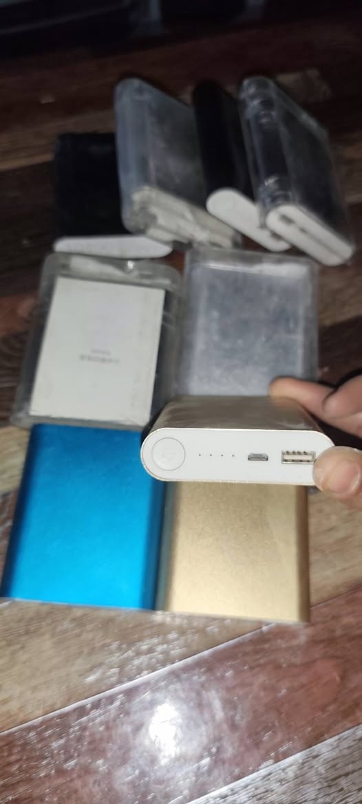 باورات شركه شاومي يشتغلن الباور سعر قطعه 2000
سعر بطاريه 4 قطع مزدوجه تجي 5000 

شكد متريد ادزلك توصيل 5 لمحافضات 

 ***********
