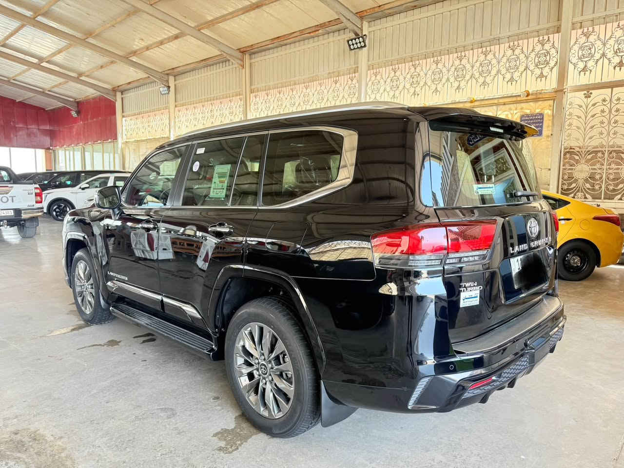 سلام عليكم للبيع لاندكروز 2023
VXR 
فول بريم        ماشيا 55 km
رادار تحديد مسار 
داخل احمر
جميع الكشنات كهرباء
جنطه شفط
٥ بصمات
شاحن وايرلس 
٢٥ سماعه
كشنات تدفئه تبريد 
باقي المواصفات معروفه
الاستفسار ***********
