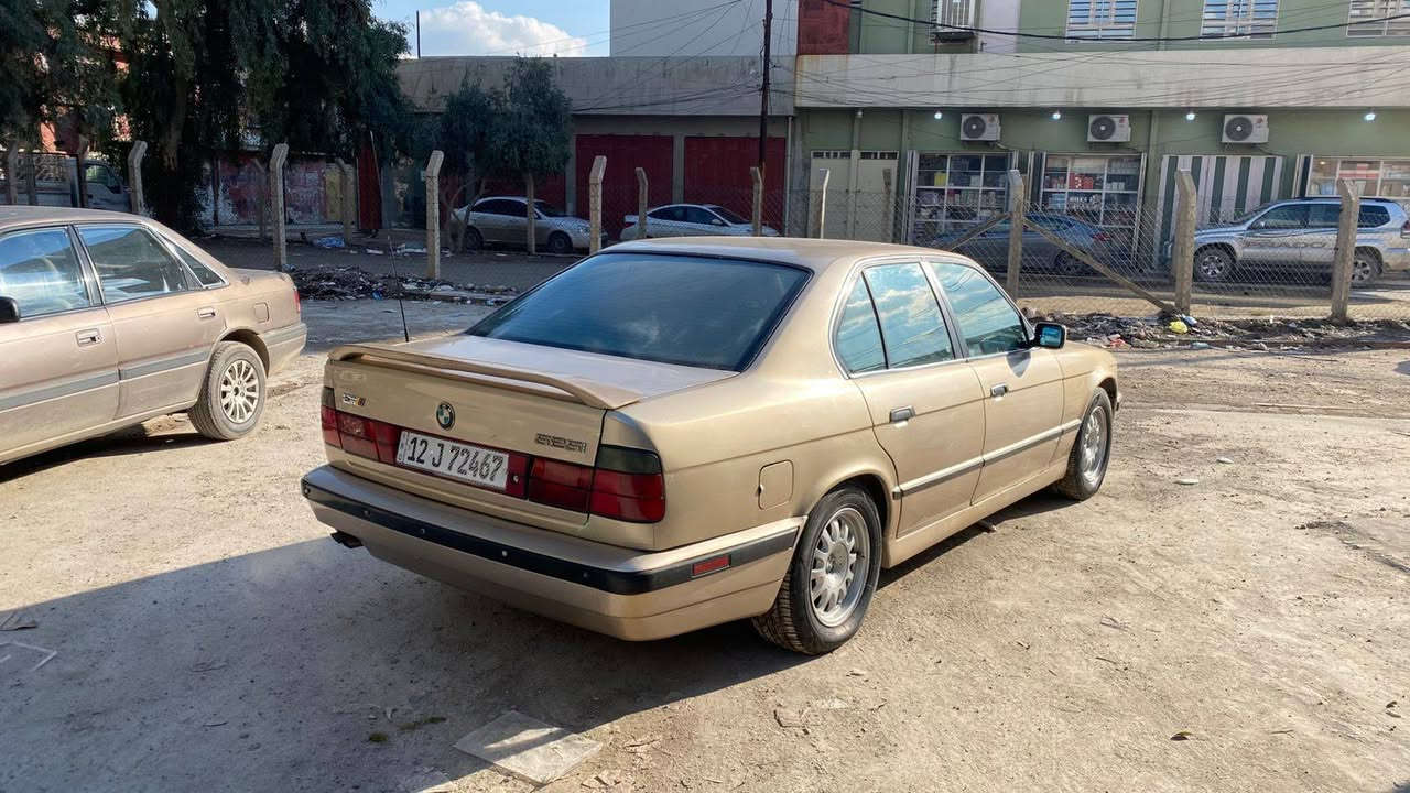 بي ام موديل 1993 صبغ عام جماليه مكينه وكير شرط موصفات فول بدون سلايت رقم جديد بسمي بيها كابون  ورقي   السعر ٧٢ وبيها مجال مكان السياره أيسر الموصل رقم الموبيل اسيا ***********؛ / كورك *********** مكان
