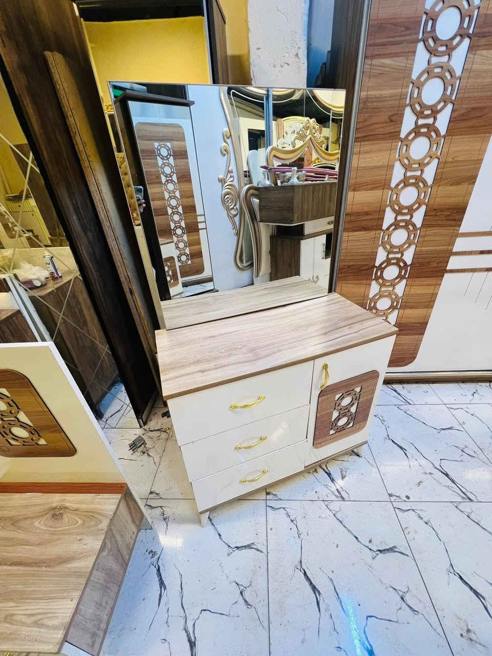 غرفة نوم تركي مستخدم👩‍❤️‍👨
نضافة 75بل💯 
عدد القطع / 5
نضام / سلايت 🚪
سعر/ 400قفل 💸
شد ونقل داخل بغداد مجاني🆓
يوجود توصيل محافضات✈️
تصعيد حسب الاتفاق 👩‍🚀


**إذا كنت صاحب هذا الإعلان وتريد حذفه لأي سبب، رجاءا أرسل رسالة إلى الدعم الفني**