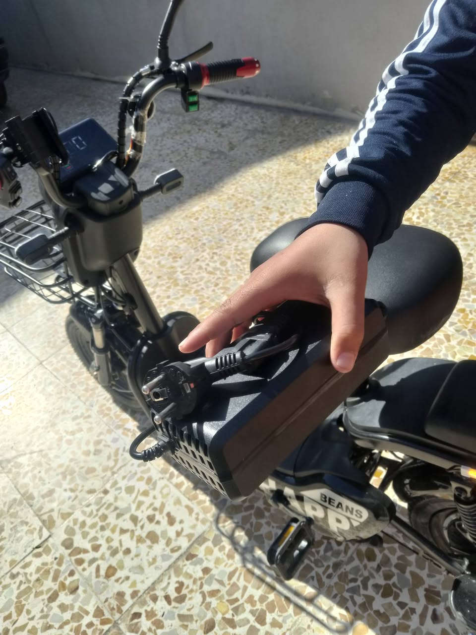 سلام عليكم ماطور شحن اربع بطاريات سعر 300وبي مجال تفاصيل كامله خابرو هذا رقم ***********
