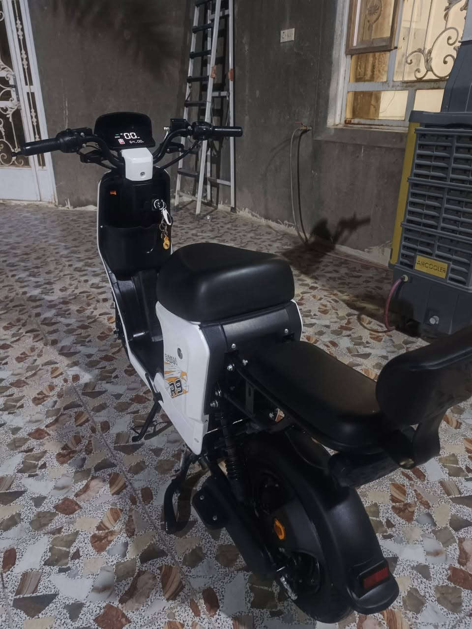 سلام عليكم 👋 
دراجه شحن R9 للبيع دراجه نضيفه واخت الجديده مثل ما تشوفه كدامك ومعتني بيه (السعر 525) قفل 
مكاني ناصريه مركز ناحيه الزديناويه (***********)

