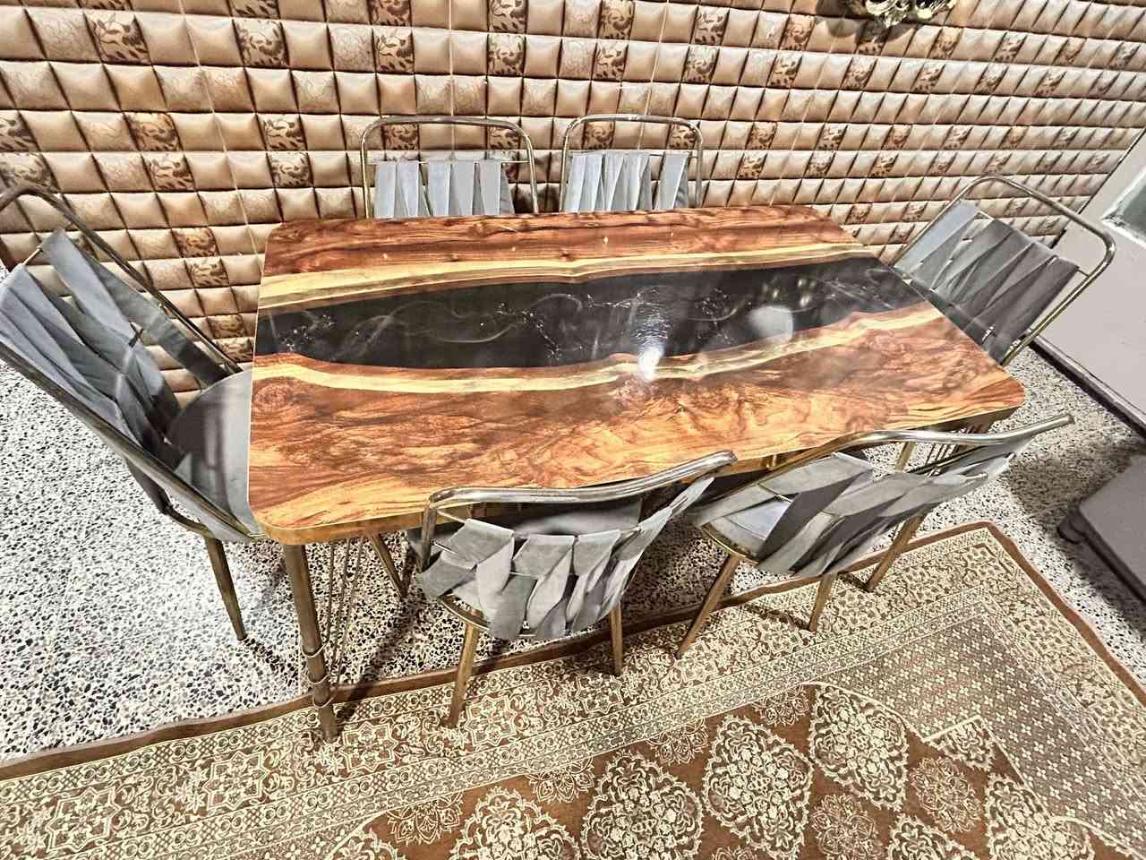 السلام عليكم ورحمة الله وبركاته 
ميز طعام للبيع نضيف معا 6 كراسي 
السعر 125 الف أو بي مجال عنواني 
موصل جانب الأيسر حي المحاربين 
للتواصل ***********
