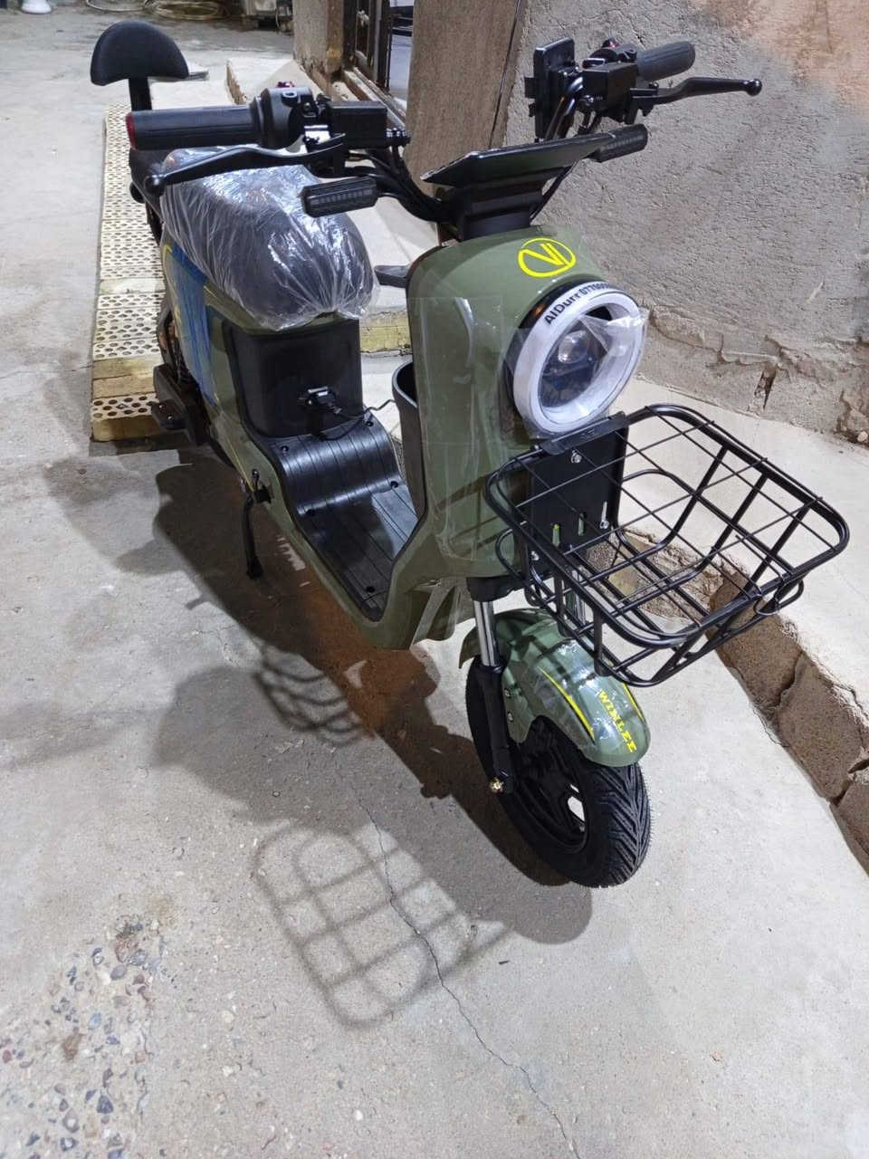 السلام عليكم R9 للبيع فقط استعمال  مال بيت روحه ورجعة من سوك للبيت  بطاريات 32 امبير وينلي الاصلي مع شاحنة وينلي وكيل كاملة من كلشي ما بيها نقص تفتح سويج وتطلع اريدها 450 وبيها مجال قليل حك الجية تواصل  *********** واتساب
