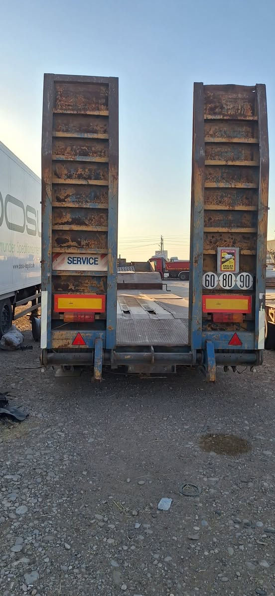 لؤدر الماني منفس ٣ دينكل طيارات ١٧.٥ مكفول كفالة عامه عرض ٢.٥٠ طول ٧.٨٠ طول الكامله ١١.٨٠ م سعر ١٤٠$ مجال *********** ***********
