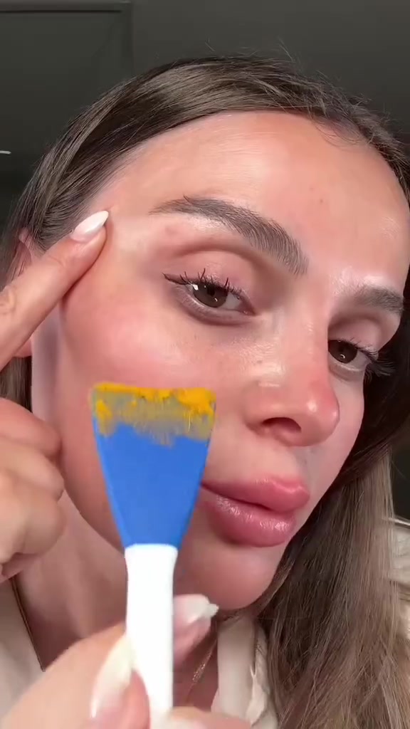 ✨ماسك ميديكوب الليلي بحمض الكوجيك والكركم هو منتج للعناية بالبشرة مصمم للاستخدام أثناء النوم. يعمل هذا القناع على معالجة البقع الداكنة، وتفاوت لون البشرة، والبهتان، ليمنحك بشرة أكثر إشراقًا ونعومة في الصباح. 💛

✅الفوائد الرئيسية:-
✔️ يحتوي القناع على حمض الكوجيك والكركم، وهما مكونان معروفان بقدرتهما على تقليل التصبغات والبقع الداكنة وتوحيد لون البشرة.
✔️ يساعد فيتامين جـ والريتينول والكولاجين المتحلل على تجديد حيوية البشرة ومنحها توهجًا صحيًا وملمسًا أكثر نعومة.
✔️ يوفر ترطيبًا مكثفًا طوال الليل ويحتوي على خصائص مضادة للالتهابات من الكركم لتهدئة الاحمرار والتهيج.
✔️ بفضل احتوائه على الريتينول والكولاجين المتحلل، يساعد القناع على تعزيز مرونة الجلد وشدّه، مما يقلل من ظهور الخطوط الدقيقة والتجاعيد وعلامات الشيخوخة المبكرة.
✔️ يحتوي على النياسيناميد الذي يدعم حاجز الحماية الطبيعي للبشرة ويحسن ملمسها العام، مما يقلل من فقدان الرطوبة ويزيد من صفائها.
✔️ الكركم معروف بخصائصه المضادة للأكسدة والمضادة للبكتيريا والالتهابات، مما يساعد في تهدئة الاحمرار والتهيج وقد يقلل من ظهور حب الشباب.. 
✔️تعمل تقنية "اللف" الفريدة على تشكيل طبقة تسمح للبشرة بالتنفس مع حبس هذه المكونات الفعالة لضمان أقصى امتصاص وعناية مركزة طوال الليل.
#الاصلي 
#للحجز_والاستفسار_مراسلة_خاص


**إذا كنت صاحب هذا الإعلان وتريد حذفه لأي سبب، رجاءا أرسل رسالة إلى الدعم الفني**