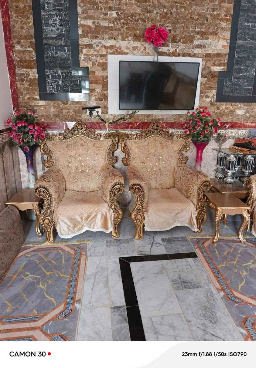 السلام عليكم
طخم ملكي مستخدم نظيف للبيع 
عدد المقاعد 10 مع طبلات 2 حجم صغير و 
1 كبير 
للاستفسار الاتصال على الرقم *********** 
مكلف بالنشر غير متواجد على الفيس
