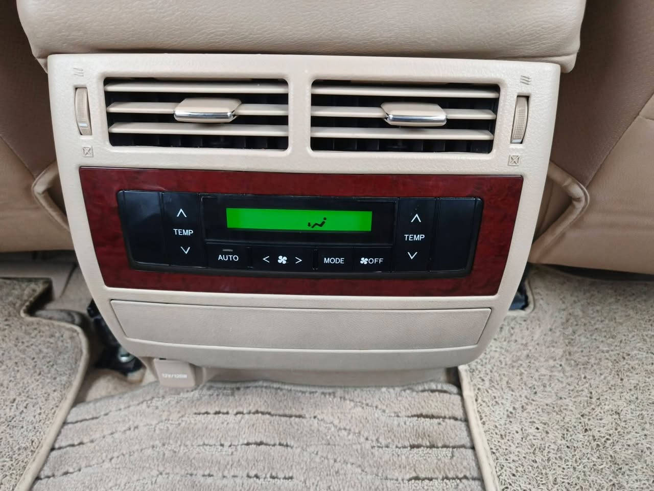 السلام عليكم لاندكروز فكساره 2014 فول مواصفات السياره جاهزه من كلشي مابيهه اي نقص سياره جديده بمعنا الكلمه وضع شركه رقم بصره بسمي  
‼️‼️ملاحضه / انا مكلف بانشر  
📍العنوان البصره الطوبه والنخيله 
***********
