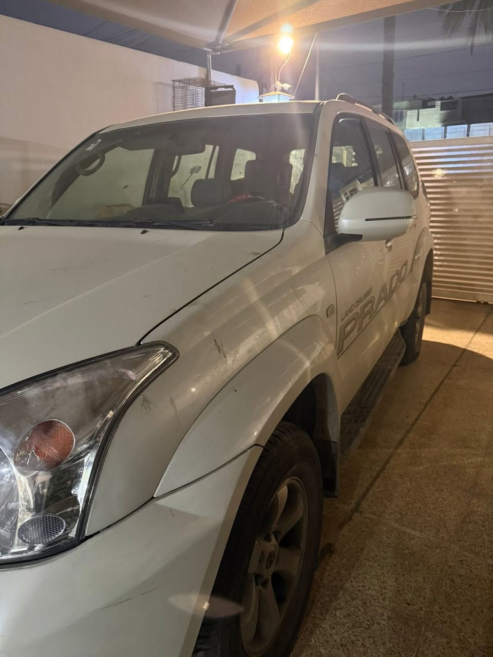 ⸻
🔥 للبيع: تويوتا برادو 2009 VX 🔥

الموديل: 2009
الفئة: VX
المكينة: V6 قوية 
الجير: أوتوماتيك سلس وسريع
الحالة: ممتازة ونظيفة جداً
عداد السيارة: قليل الاستخدام

المواصفات الإضافية:
 • مرايات طي كهربائية ✅
 • مكيف بارد ويدوي ممتاز ❄️
 • ديكورات داخلية أنيقة وجديدة
 • عجلات أصلية بحالة ممتازة
 • نظام صوتي ممتاز 🎵

الحالة الخارجية والداخلية:
 • بيه قطعه صبغ في الجاملغ الخلفي من جه صف السائق 
 • نظيفة جداً متصرف عليه ربع دينار 
 • اسياره بيه منضومة غاز LPG

السعر: 165$ وبيها مجال بسيط 
الموقع: بغداد. السيديه

📞 للتواصل:***********
