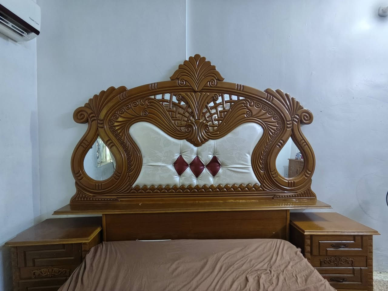 السلام عليكم 
غرفه نوم صاج عراقي 
صاج داخل وخارج 
كنتور + جرباية + زاوية + ميز تواليت 
السعر 800 الف بيه مجال 
العنوان بغداد 
***********
