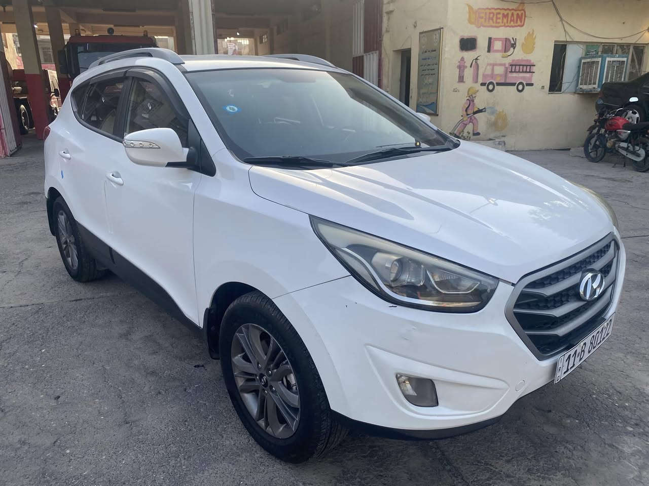 السلام عليكم 
توكسان موديل 2016 
وارد خليجي 
محرك 2000 
كير محرك مكفول 
رقم بغداد الجديد ب اسمي تحويل ثاني يوم
تخم تاير جديد
السيارة نظيفة ونصبتها حلوة
دبل سويج 
بيها فقط طخة بلصندوك موضحة بلسونار
السعر 173  ورقة
العنوان بعقوبة 
***********
