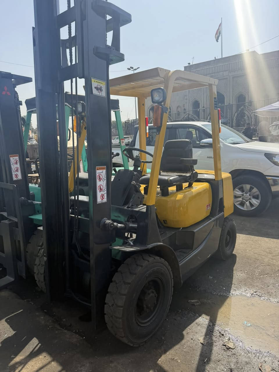 سلام عليكم للبيع رافعه شوكيه 2 ونص طن 3 حركات جاهزه العمل كل نقص مابيه مكاني بغداد باب الشيخ ***********
