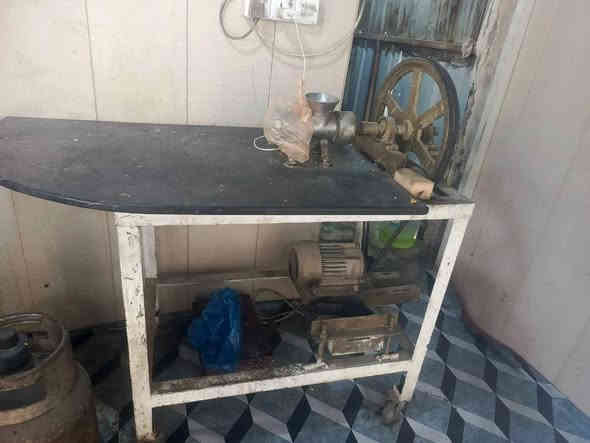 السلام عليكم عندي مثرامه دبل كبيره  حجم 22  وطباخ للبيع للبيع سعر 350قفل***********
