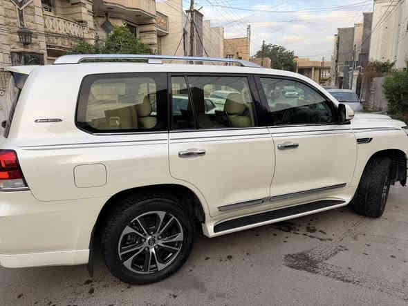 السلام عليكم للبيع لاندكروز 2020 سبشل ادشن ساز باب اول  السيارة كفالة مغلفة ppf من شركة جيو شيلد سنوية جديدة كير ومحرك مكفول 
المواصفات : 
محرك ٦ سلندر 4000
ماشية 68 الف 
 8 ارباك بلادي 
شاشه لكزز 
كشن ٣ حركات 
تشغيل بصمة 
تشغيل عن بعد
‏مرايه شفط 
‏دوسات لزيريه 
‏‏نظام مانع للانزلاق 
شاحن وايرليس 
‏‏النظام المساعد على نزول المنحدرات  
خمسه بصمات ابواب
باب خلفي كهرباء بلادي 
‏‏دخول ذكي
‏‏مثبت سرعة
‏‏فتحة سقف
‏‏فول تحكم ستيرين
‏‏كاميرا خلفية 
‏‏بلوتوث
‏‏مشغل CD
‏‏منفذ AUX & USB
‏‏كشافات ضباب
‏‏زراك لايت 
‏‏حساسات امامي خلفي 
-ثلاث شاشه بلادي اصل 
السعر / 63 وبيها مجال للشراي 
الاستفسار المراسلة على ماسنجر او الاتصال بالرقم  
***********
