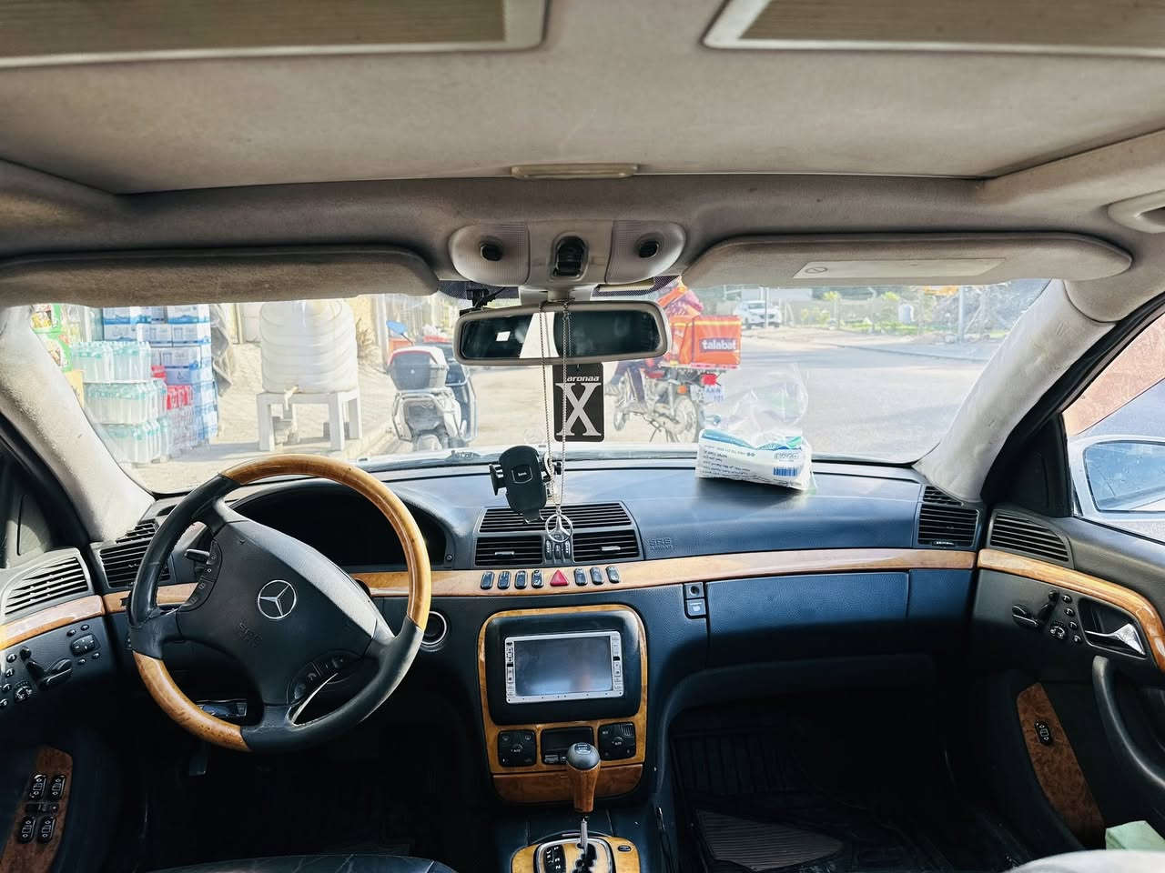 السلام عليكم ورحمه الله وبركاته اخواني الكرام 
مارسدس غواصه مديل اصل2001 
سياره S500 محرك V8  فول باب طويل 
“
برده سلايت كهرباء“”
السياره وارد ياباني بيه باب مبدل وجاملخ مبدل صبغ ما مبيه فقط هاي طخه بجاملخ الخلفي ولسه ما صابغه
كفاله من الضربه 
حساسات خلفيه واماميه بدلت تخم كامل مال حساسات بس نقصهن فيوزات ما مسويهن يعني شغالات  
كشنات خزن ميموري كشنات تبريد او تدفئه كله شغاله مكينه كير جدد 
حداده خلفيه اماميه 80بالمئه 
تخم ويل كبل الاصلي ما غواصه حجم 17هنه وتايرات
ادامه للمحرك نوزلات ابلكات مجاول كلهن جدد 
السياره كل نقص مابيه اي شي بيه شغال وماكو بيه اي جطل معرف شنو كله ع وضع الشركه  

اكو بيه نقوصات بسيطه مثلا عندك جوبلس امامي فقط يرادله انزله من سعره تبديل تجي اشوفه اي نقص بيه ينزل من سعره لان صراحه اني طالب واريد سياره كوريه مال خط 
سعره120 وبيه مجال اي نقص ينزل من سعره 
سياره مكانه نجف حي الجامعه 
***********
