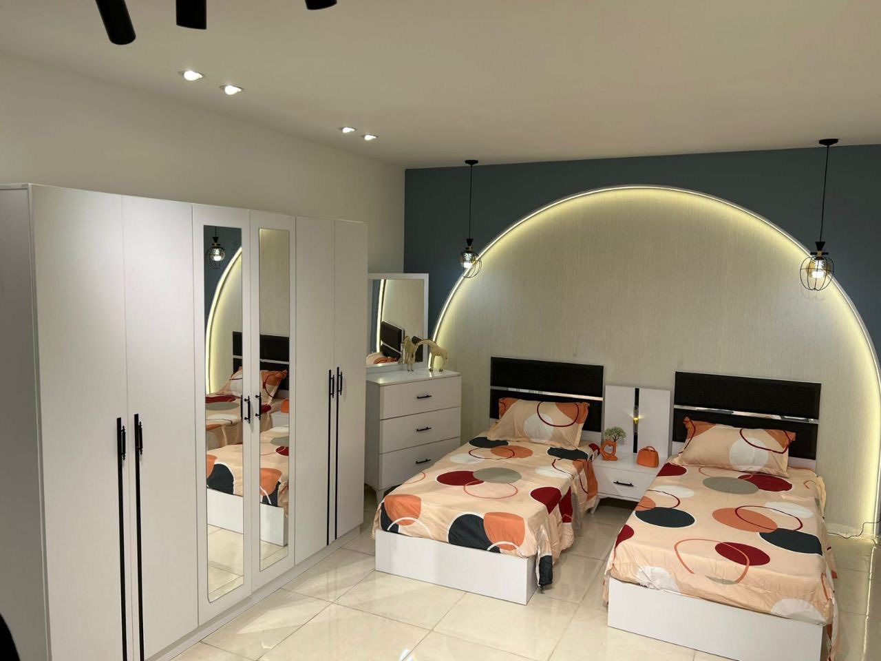 *5قطع*
*معمل اصلي دافنس*

*نفس الصور والفديو طبق الاصل*

*سرير مخزن* 

*اناره بالكومديات*

ملاحظة الشد مع التوصيل

الغرفه جديده 
اسعار مناسبه جدن

التواصل وتساب ***********
