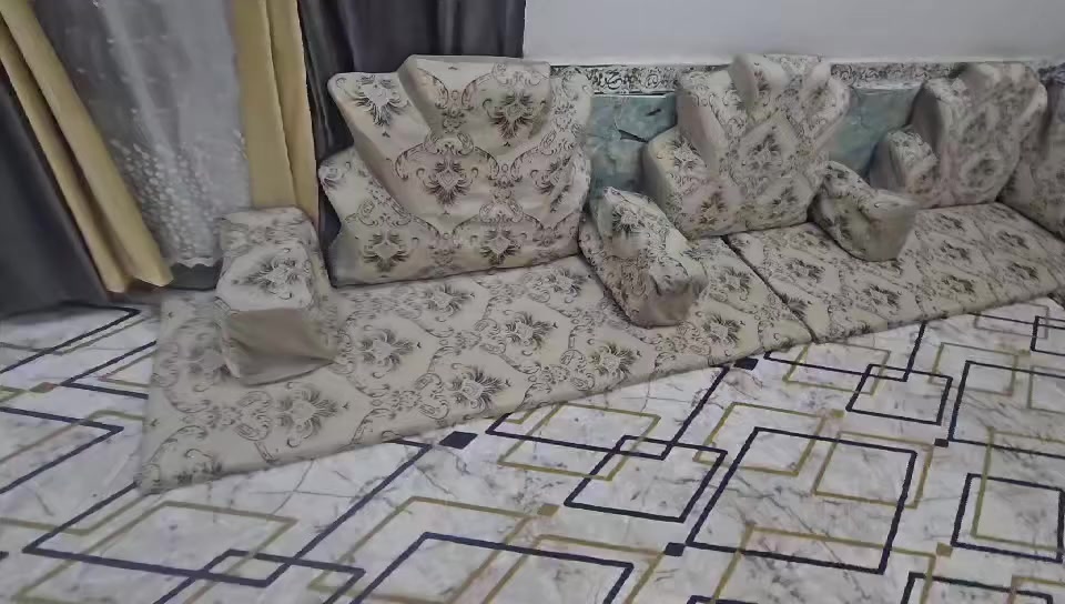 ديوان ١٤ متر للبيع 
بيه ٣ تكيات مكسور شويه منهن 
مكاني بالناصريه مركز 
***********
