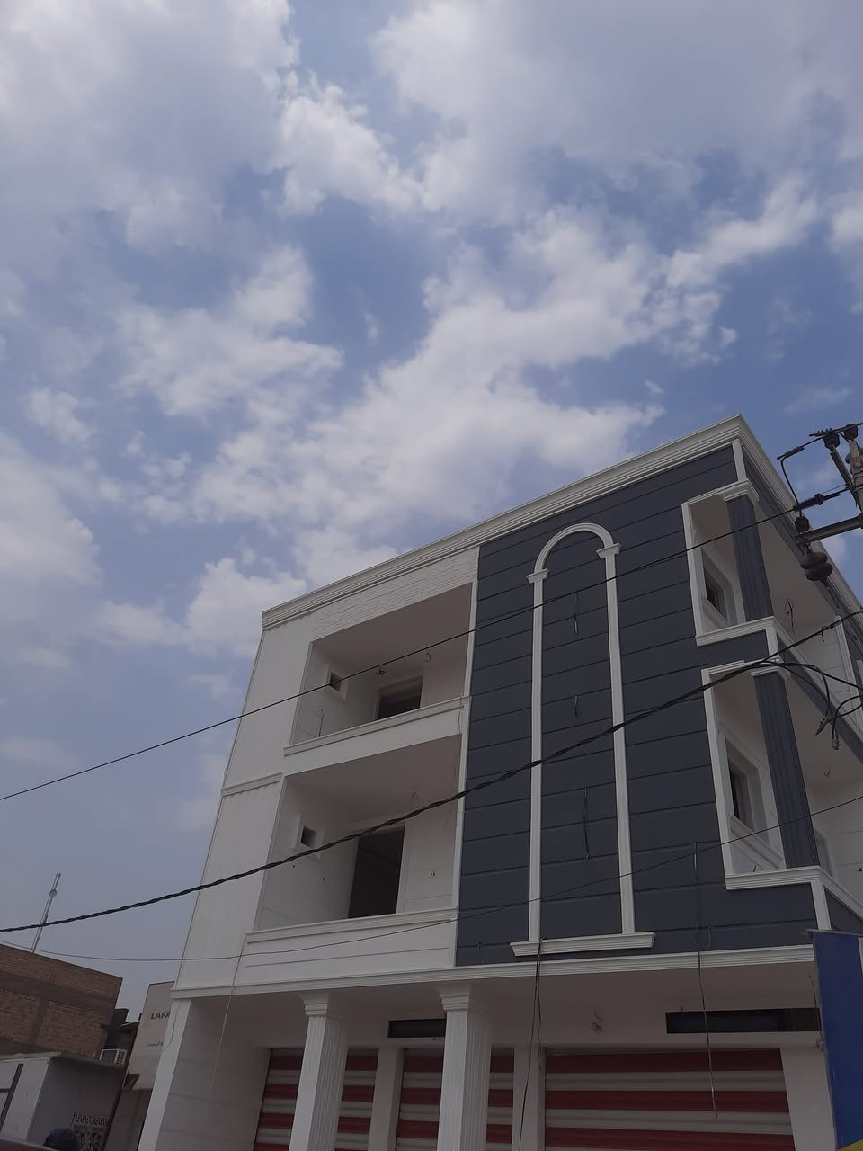 #بنايه تجاريه للبيع ثلاث طوابق 
# المساحه 200م ركن 10 في 20 
#الموقع شارع 80 
# التصميم الهندسي مجمع طبي 
# تتكون من مختبر وصيدليه و8 عيادات طبيه 
للاستفسار الاتصال ع الرقم 
***********
