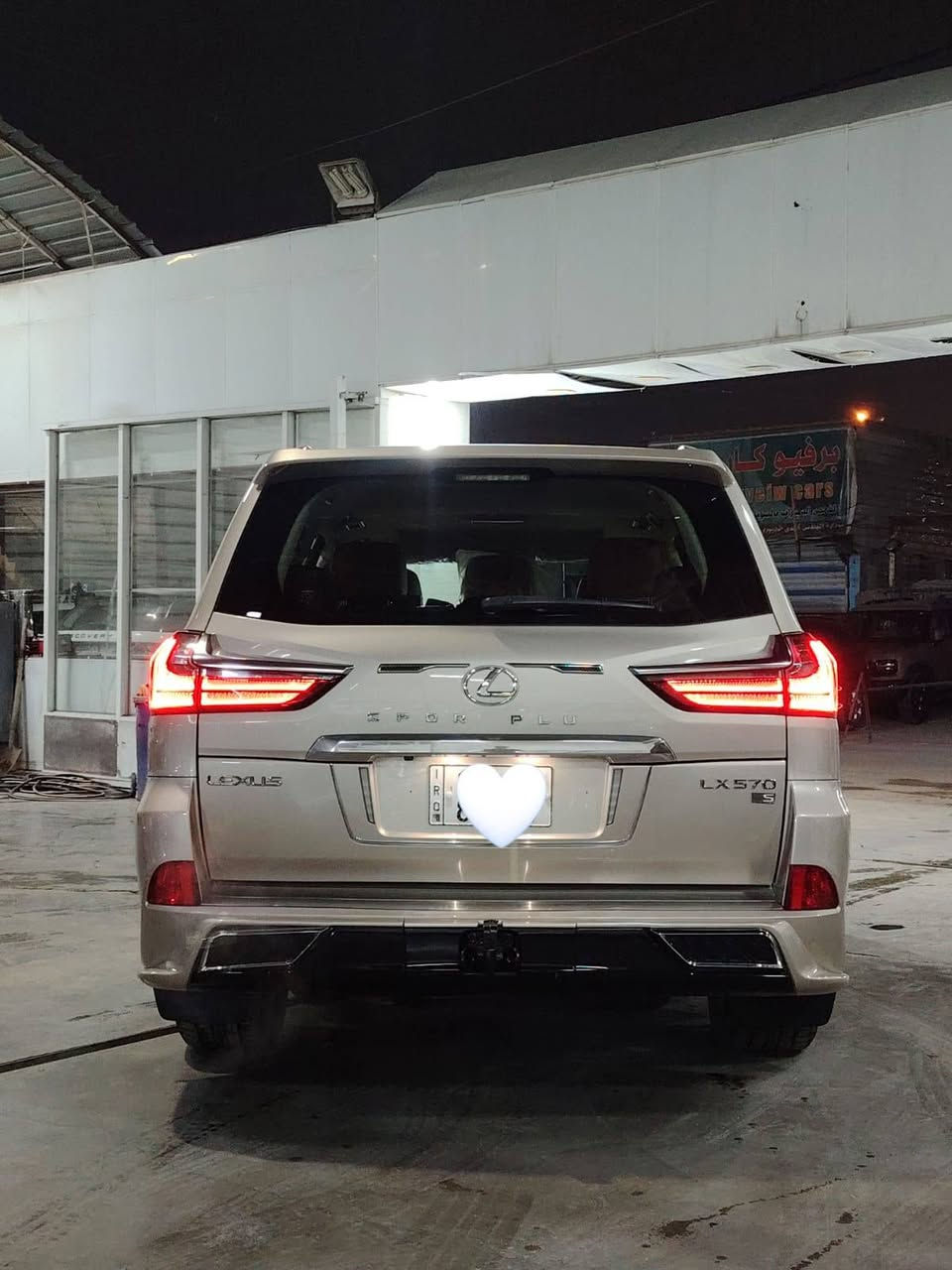 السلام عليكم 
لكزس 
مديل :2018
سبورت بلاس 
VIP
مواصفات 
4كشنات كهرباء 
وكشنات خلفيه هم كهرباء 
خزن ميموري 
نقطه عمياء 
4كامرات
رادرات
كشافات 
حساسات امامي وخلفي وجوانب 
كشنات تدفئه وتبريد 
تحكمات ستيرن 
ماوس تحكم بشاشه 
سلايت
جكات تصعد وتنزل 
محركه5700 /8سلندر 
لون :شباني مميز 
تشغيل عن بعد 
وبعد هواي مواصفات لكزز معروفه سياره بيه صبغ موضح بصور ربع جاملغ فقط وباقي سياره كفاله عامه 
سعر سياره :660ورقه وبيها مجال 
للستفسار الاتصال: ***********
