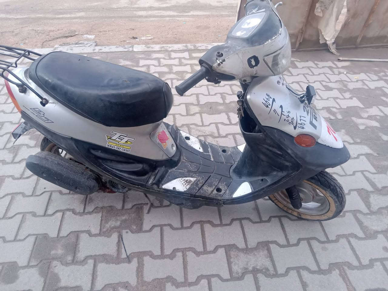 السلام عليكم للبيع دراجة 9 ازروف طافية ( كوم حديد ) السعر 130 وبيها مجال حك الجية العنوان البصرة دور الشرطة شارع القائد ***********
