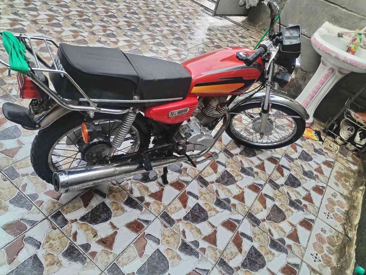 السلام عليكم اخواني مكلف بل نشر دراجه ربع كير نامه اصلي موديل 21 دراجه جديده مامفتوح برغي بيه دراجه بدون أوراق السعر 350 وبيه مجال قليل مكان دراجه بابل طهمازيه وهاذه رقم صاحب دراجه ***********
