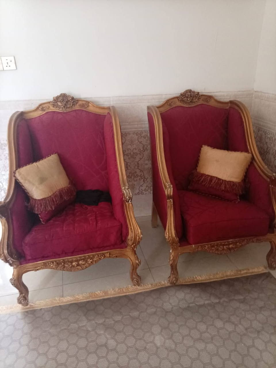 سلام عليكم
تخم ٨ مقاعد نضيف مع الكوشات  شكل الزان
مستعجل على البيع السعر ١٢٥
بغداد
 *********** بي واتساب
