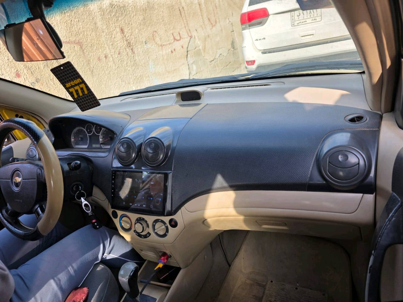 سيارة شفروليه أفيو صفراء للبيع. السيارة في حالة جيدة من الداخل مع مقاعد مغلفة باللون البرتقالي والرمادي. هناك بعض الخدوش والضربات على الهيكل الخارجي كما هو موضح في الصور. السيارة جيدة للاستخدام اليومي ومناسبة للتنقل داخل المدينة. للمزيد من المعلومات أو إذا كنت مهتم بالشراء، يرجى التواصل معي.