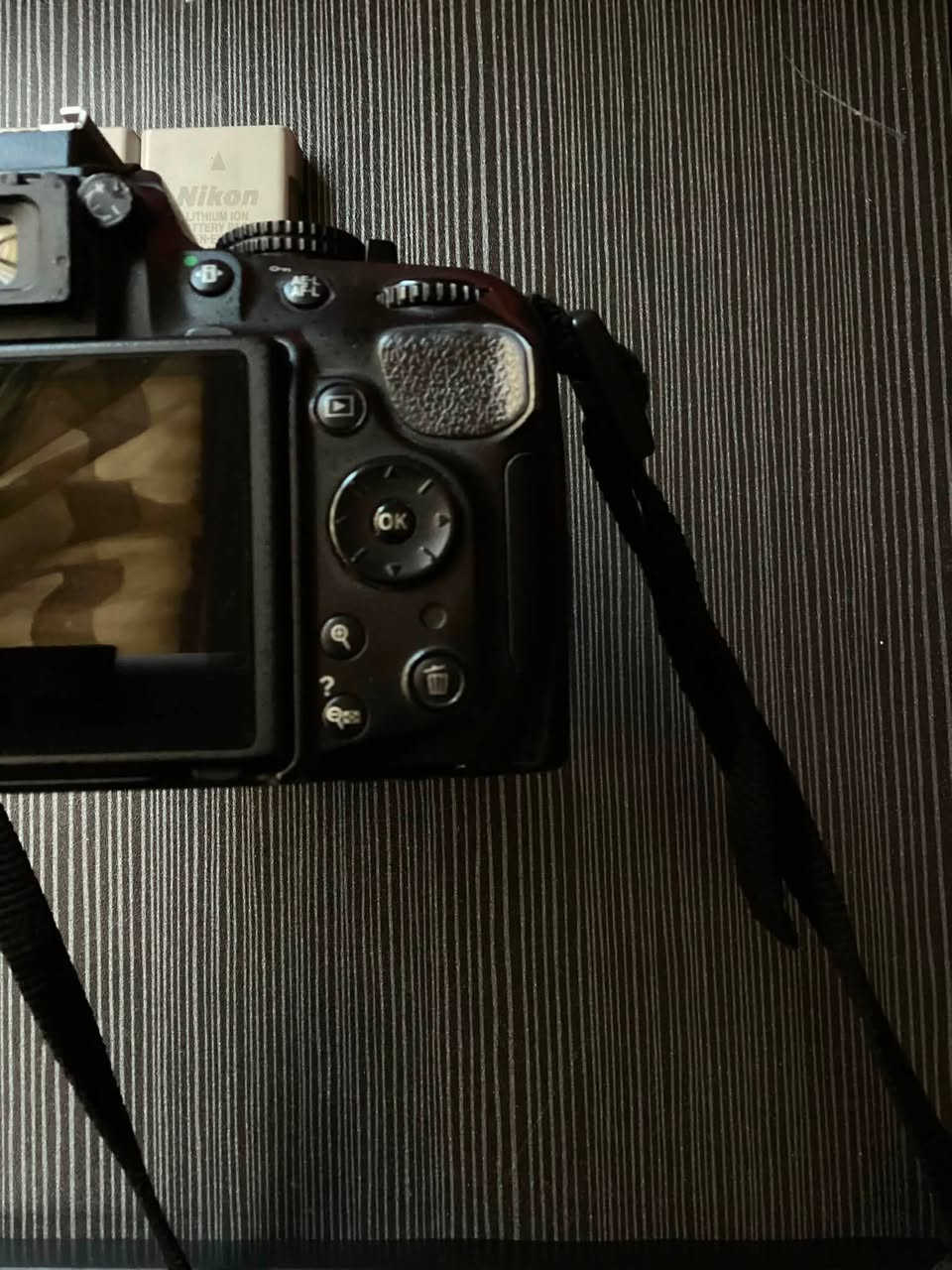 نيكون 5200 (Nikon D5200) استعمال شخصي
شاشة قلاب 360 درجة  
 العدسة: 18-55mm 
 الملحقات:
بطاريتين (عدد 2) + الشاحن الأصلي
 رام بسعة 32 جيجابايت
ستاند كاميرا ثلاثي (Tripod) ثابت
 محولة رام للموبايل واللابتوب بـ 3 منافذ (تايب سي، جالكسي، USB)
 حزام الكاميرا الأصلي
الموقع ، بغداد
*********** .
