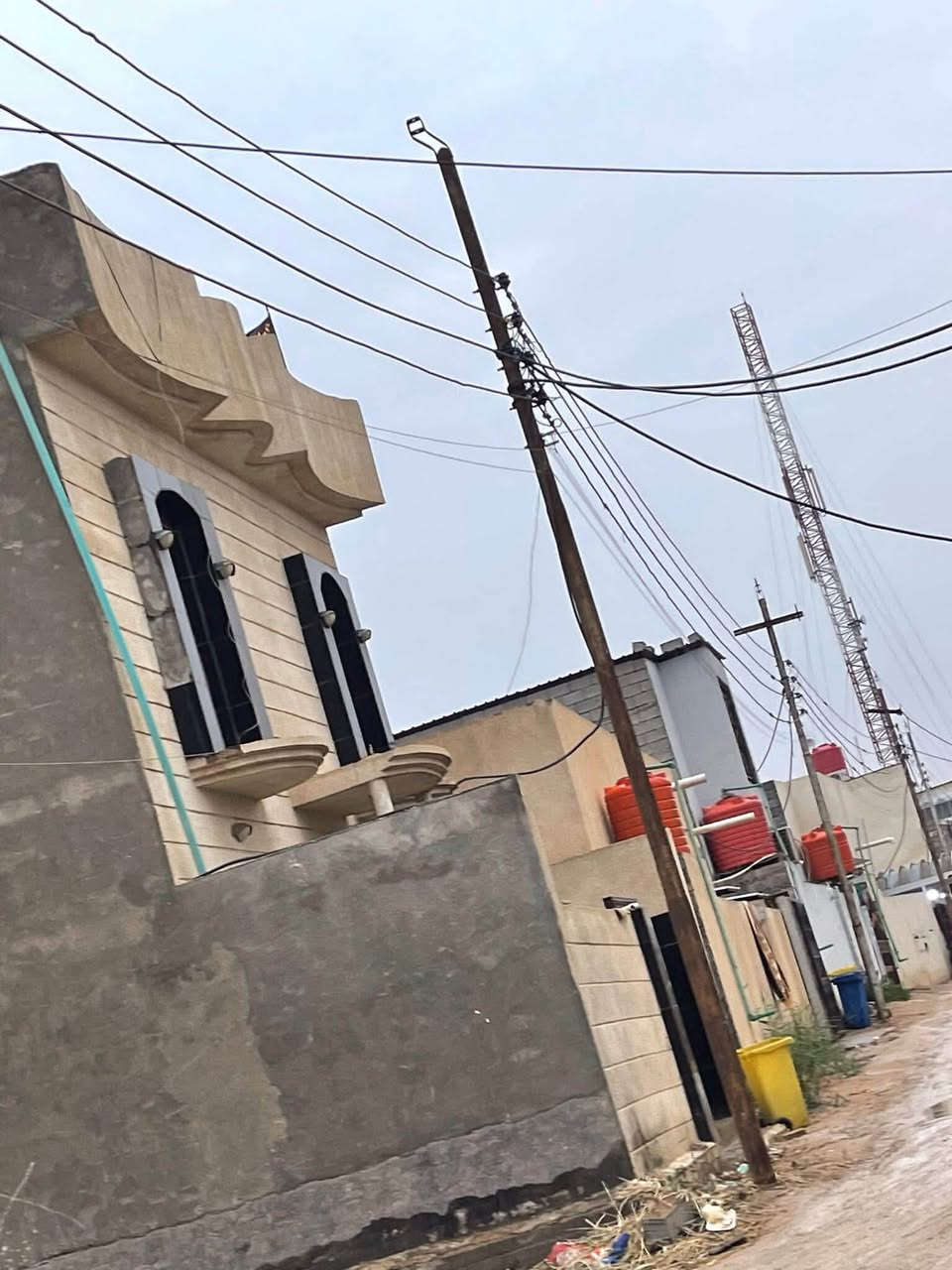 بيت 100متر طابقين بناء درجه اولى طابوق تصميم تركي ‭***********‬جزيره قرب بيت كاضم تمره بلبدايه بيع مستعجل 53مليون
