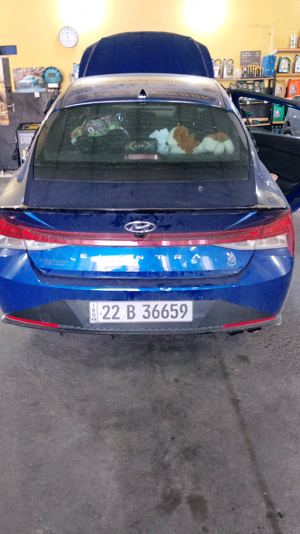 السيارة للبيع هي هونداي إلنترا بلون أزرق لامع وجميل. تعتبر من السيارات الاقتصادية والتي تتميز بتصميمها العصري والجذاب، بالإضافة إلى أداءها الجيد في استهلاك الوقود. السيارة بحالة ممتازة وخالية من الأضرار.