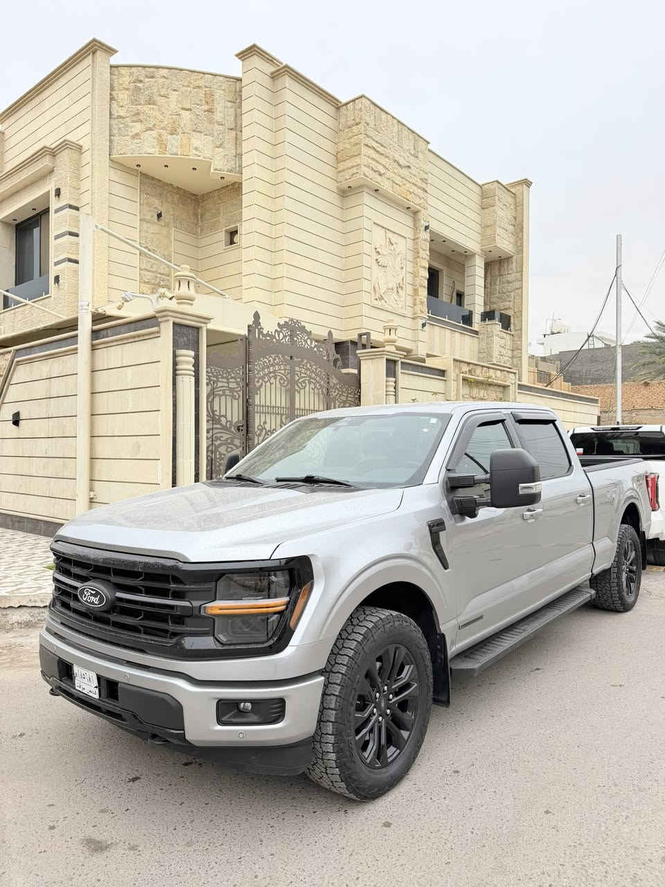 فورد F150  2024 
هايبرد  
السيارة ماشية 19 الف كيلو  فقط   
محرك 3500 تون تيربو كير 10 نمر 

حساسات  خلفية وامامية
رادار 360درجه
كامرة 360 درجة
باب بدي فتح عل البصمة كهربائي بالكامل 
لايت  عدسات فول
شاشات عدد 2 ديجيتل حجم كبير فول مواصفات 
قيادة ذاتيه و تحديد مسار واتو ستوب توقف ذاتي
داخل جلد اسود 
تدفئة  كشنات
فتحة جام خلفية للبدي 
منافذ كهربائية داخل السيارة 
بصمة ابواب  و تشغيل عن بعد ورمز دخول ابواب 
كير طرح كهربائي 
كشنات كهربائي و تدفئه  و ميموري
ستيرن  تدفئه  
مري  كهربائي و اشاره  و كامرا و شفط 
بصمات دخول ابواب و رمز سري
انارة محيطية 360 درجة 
منافذ كهرباء 220 فولت و كذلك 110 فولت    وضعيات القيادة اكثر من 7 انظمة 
( جبلي و صحراوي و اقتصادي و طبيعي و سبورت و سلس و صخري و ممطر ...)

🚨الضرر بدون صبغ بدون بارد كلش جديدة داخلة تقرير على الفحص والسونار

🚨الفلوجة

🚨السعر : 355$

***********
