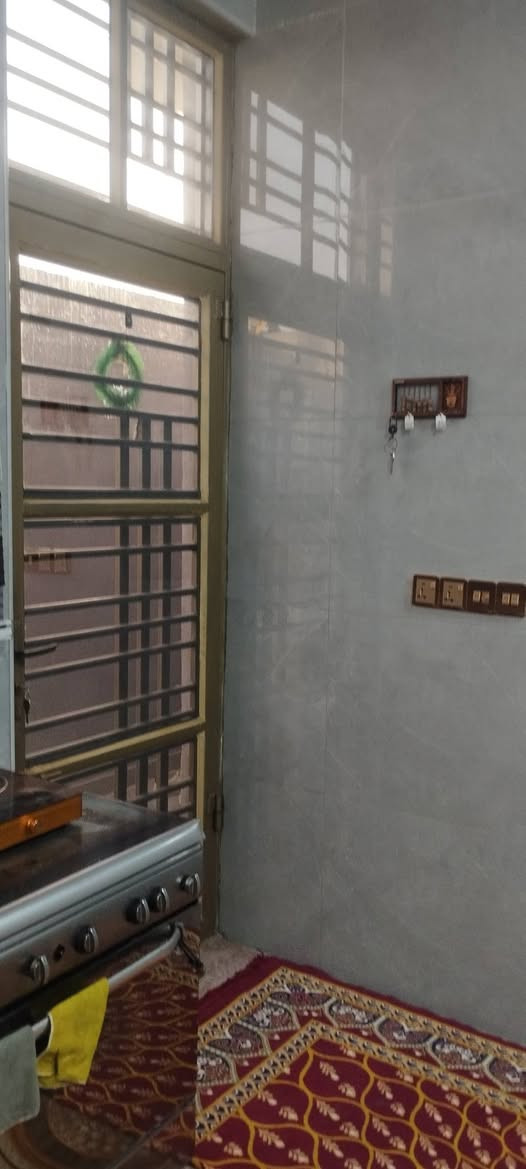 السلام عليكم بيت للبيع مساحه 110 رقم بلديه راعين بيه معامله غرفتين وهول وديوانيه ومطبخ بيت بناء حديث 2025 السعر 75 وبيه مجال قليل ت ***********
