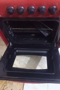 ورحمة الله عندي طباخ أربع عيون نظيف مثل    مشوفون  كوله شغال حته الفرن...