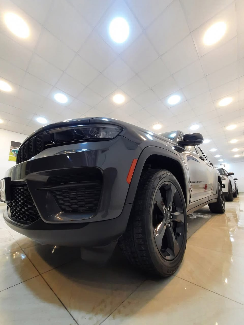 للبيع
سيارة جيب كراند شيروكي 2023

الضرر كلش بسيط بالجاملغ الخلفي اليسار ومعدل ع بارد فقط بدون اي دواخل السيارة كلش ضررها بسيط والنظافة فول 

السعر : 330$ ( مرقم بغداد ) وبيها مجال 

للاستفسار على هذا الرقم / ***********

المواصفات: 

المحرك: 3.6 لتر V6 بنزين

🔹 القوة: حوالي 290–293 حصان

🔹 ناقل الحركة: أوتوماتيك بـ 8 سرعات

🔹 نظام الدفع: عادة دفع رباعي 4×4 (قد يتوفر دفع خلفي في بعض الإعدادات)

🔹 استهلاك الوقود: متوسط جيد النسبي لسيارة SUV بهذا الحجم (حوالي 9.5–10 كم/لتر في الاستخدام

️ مقاعد أمامية مكسوة بجلد (أو جلد شبه فاخر مع لمسات Suede)

✔️ مقود مغطى بجلد مع تدفئة

✔️ مقاعد أمامية مدفأة

✔️ نظام تكييف هواء أوتوماتيكي مزدوج المناطق

✔️ شاحن لاسلكي للهاتف 

✔️ فتح وتشغيل السيارة عن بُعد 

شاشة نظام الترفيه Uconnect (تقريبًا بحجم 8.4 بوصة)

✔️ Apple CarPlay وAndroid Auto

✔️ نظام صوتي قياسي

✔️ منافذ USB

✔️ بلوتوث للاتصال والموسيقى 

️ عجلات 20-إنش تصميم Gloss Black (لون أسود لامع)

✔️ لمسات خارجية سوداء 

✔️ مصابيح LED أمامية وخلفية

✔️ شبكة أمامية بلون مميز لمظهر رياضي

✔️ زجاج خصوصي وخطوط تصميم أنيقة  

� نظام مراقبة النقطة العمياء 

🔹 نظام الفرامل التلقائي في حالات الطوارئ

🔹 حساسات وكاميرا خلفية للركن

🔹 مساعد ثبات السيارة (ESC)

🔹 أنظمة تحكم في الجر والتضاريس
