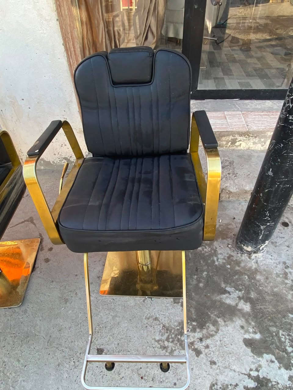 سلام عليكم كراسي حلاقه اثنين نضافه ٩٠ بل ميه شغالات ومرايه وحده السعر ٣٠٠ ابيع شلع ماكو بهيج سعر الكرسي الواحد ماهذ ب٣٠٠ بيع سريع مكاني قرب جزيره بغداد السياحيه ***********
