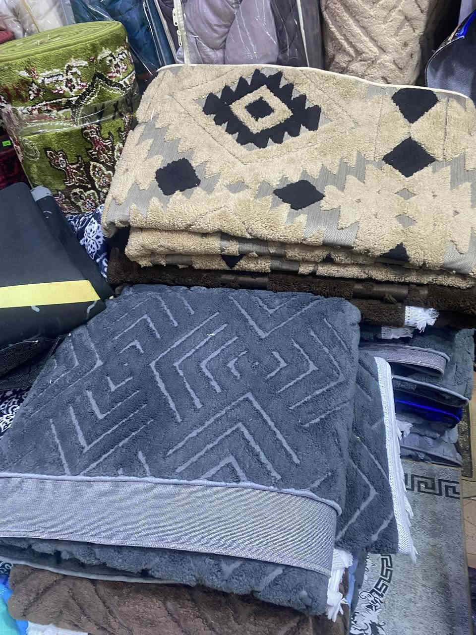 بسعر الجملة. استندر. كل الاحجام. ثري دي بوهيمي. كلاودي من المعمل. لا قديم ولا مخزون. 
كل الالوان. العنوان كوت الانوار شارع السوك مجاور مطعم صدام ابو الكباب ت ***********
