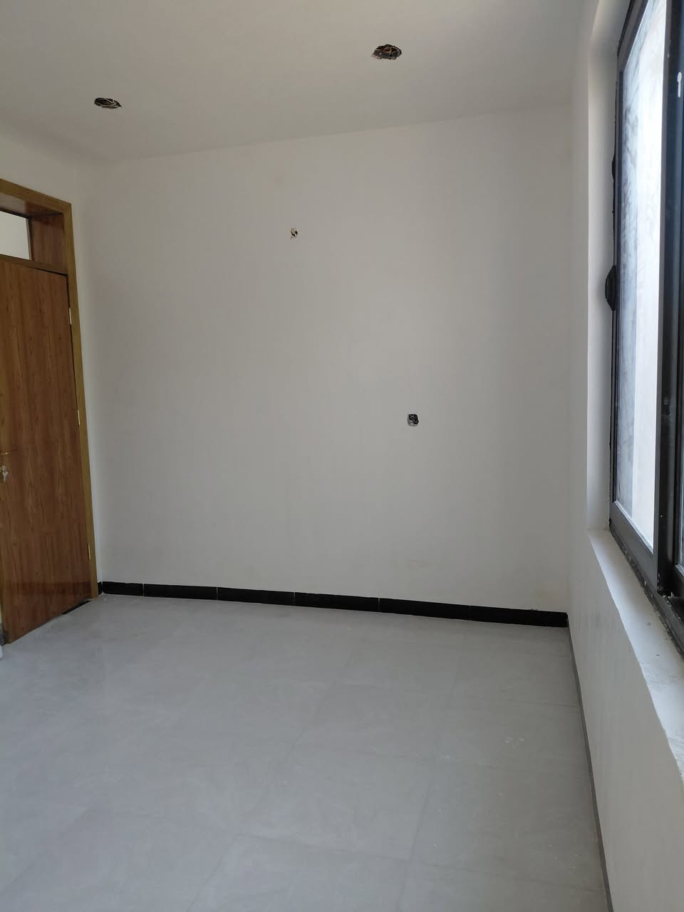 دار 🏠 للبيع
حي الصحه درجه اولى بناء حديث 
فارغ غير مسكون 
المساحه ١٠٠متر الواجهه ١٠متر 
طابقين 
الطابق الأرضي غرفة نوم وصاله وكلدور ومطبخ ومجمع صحيات 
الطابق الثاني غرفتين نوم ومجمع صحيات 
للاستفسار ***********سيد علي 
مكتب الوسيط
