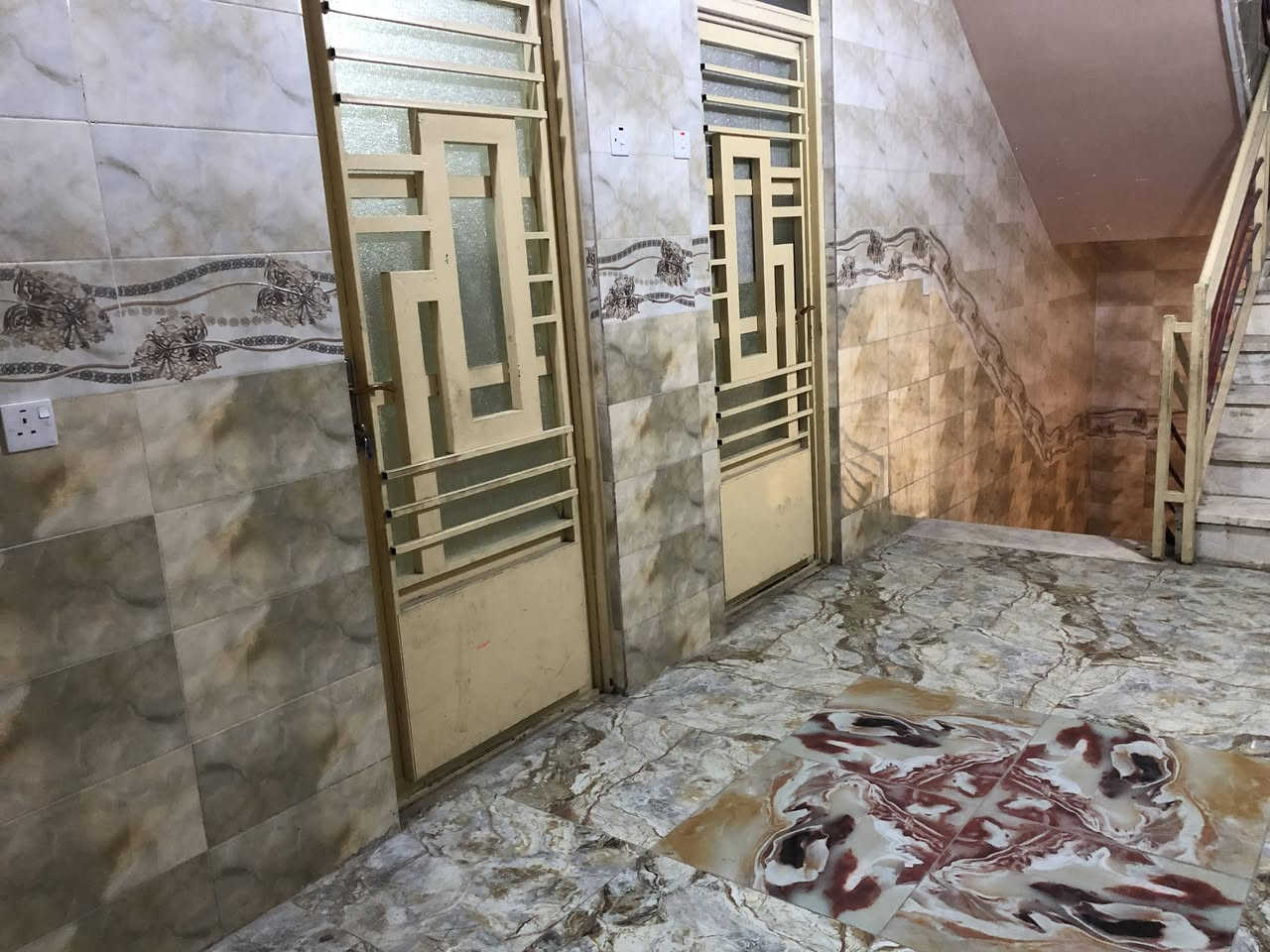 شقه سكنية طابق ثاني للايجار
بسعر 200 الف 
الشقه تتكون من : غرفه + صاله+مطبخ+ صحيات 
بناء جديد ونظيف جدا
يتوفر فيها خدمات : خط مولد ذهبي + سخان ماء + ماطور ماء وخزان + كاونتر وطباخ + كامرات
تتوفر في المنطقه جميع الخدمات
ملاحظه: نعتذر عن الايجار لغير العوائل الصغيرة
اجور المولد والوطني والماء ليس من ضمن سعر الايجار وتكلتها 25 الف كل شهر
المنشور من مالك البناية ولسنا مكتب دلالية
العنوان: كربلاء - حي الغدير - بدايه ركن حي الغدير - نهاية سايدين مستوصف العلوية
للستفسار ***********
